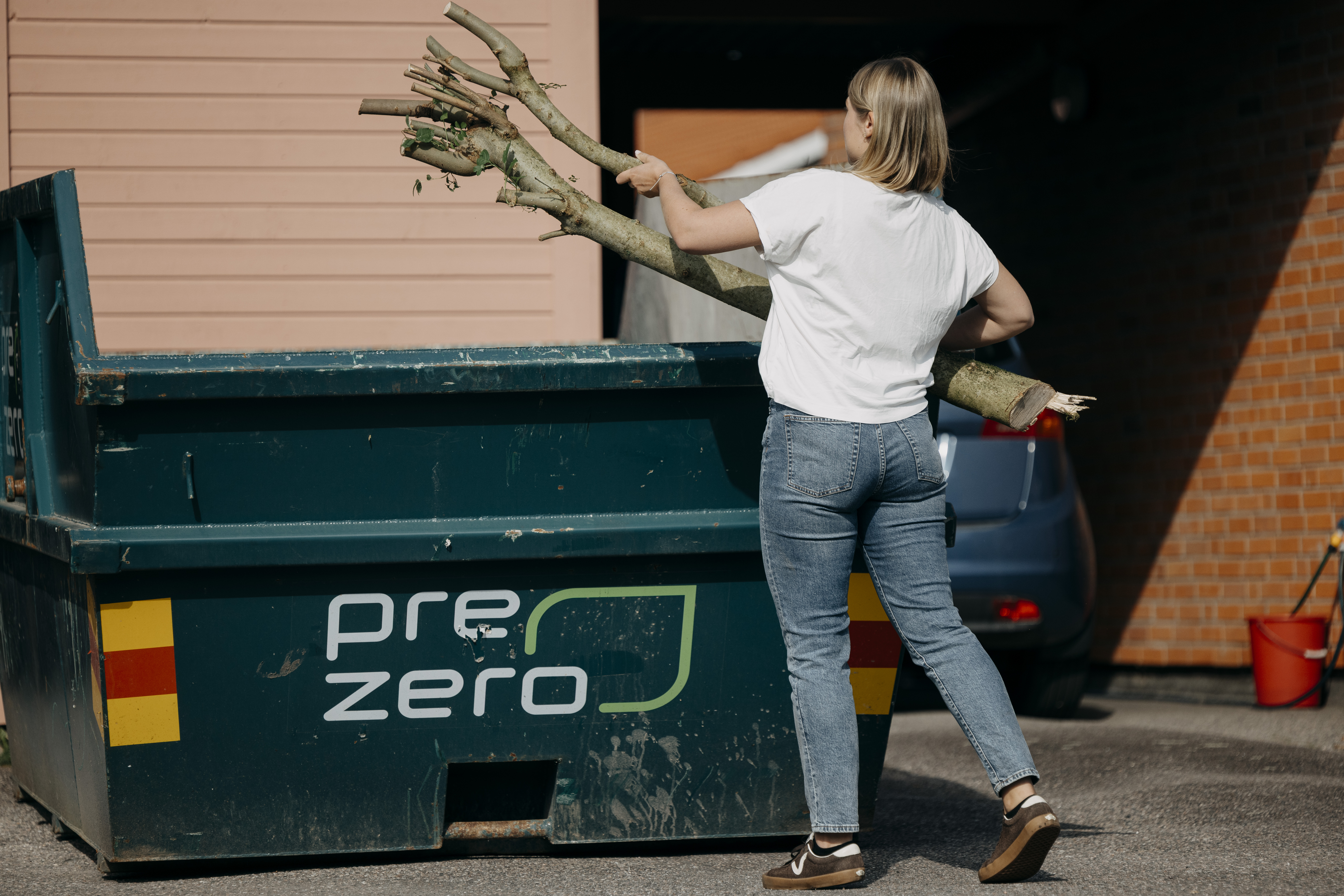 Släng avfall i container PreZero